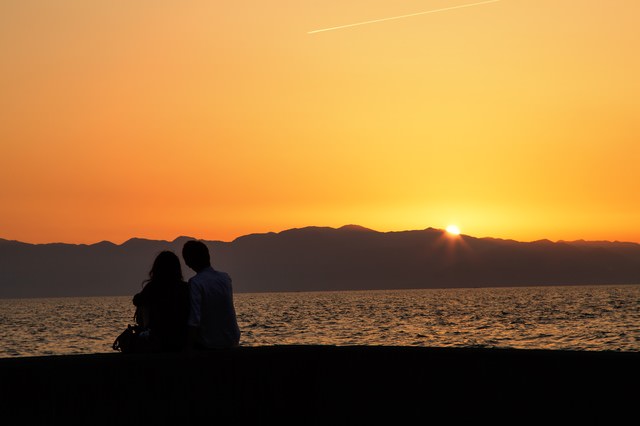 夕暮れとカップル