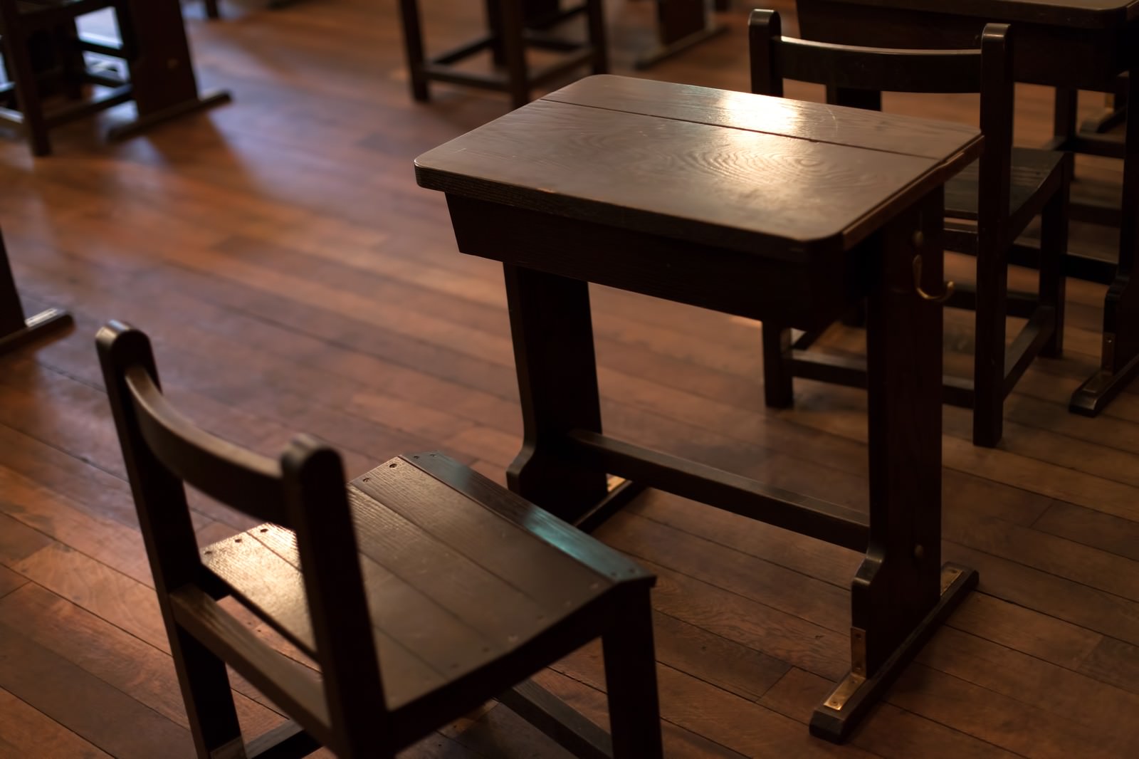 「木製の机」の写真