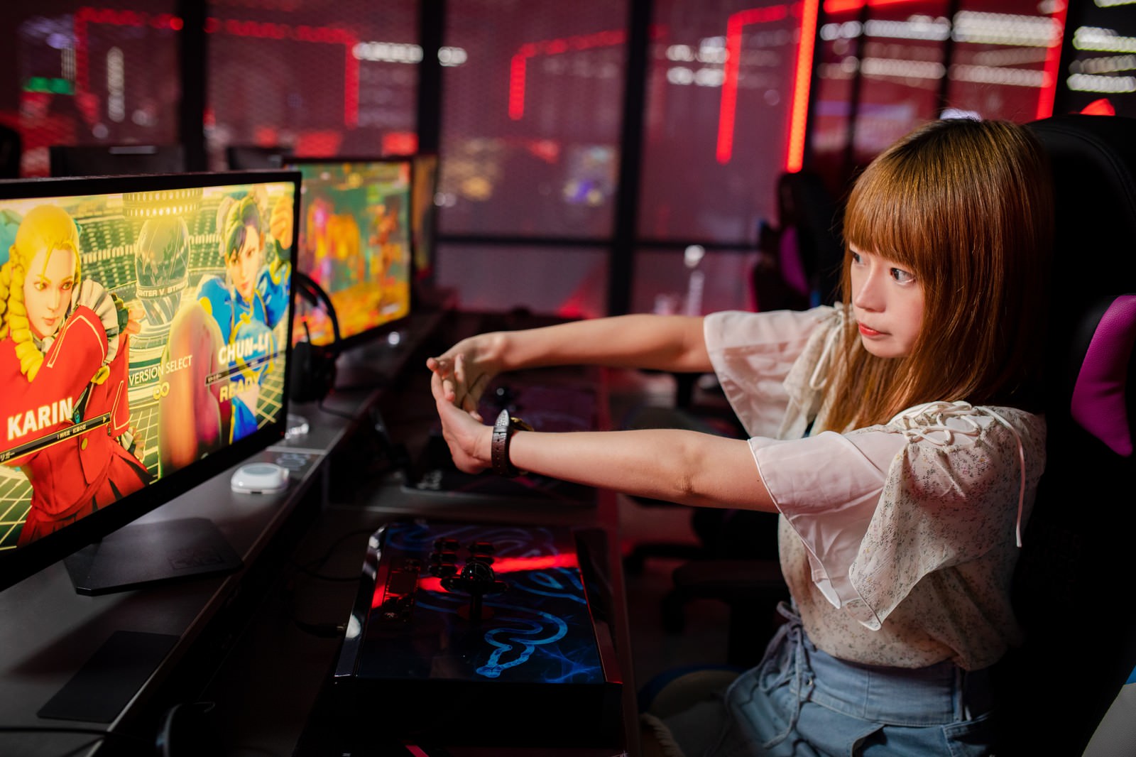 「対戦前に腕を伸ばしてリラックスする女性 - ストリートファイターＶ」の写真［モデル：まめち］