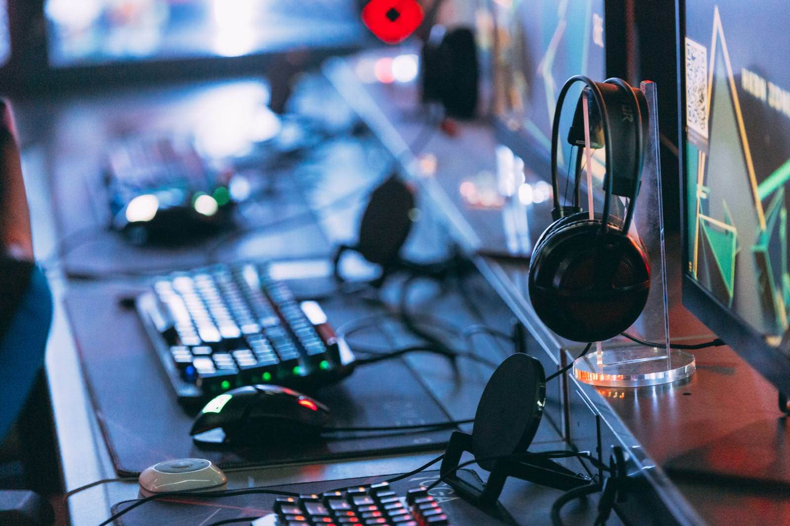 勝利のガッツポーズを決めるプロゲーマー ストリートファイターｖの写真を無料ダウンロード フリー素材 ぱくたそ