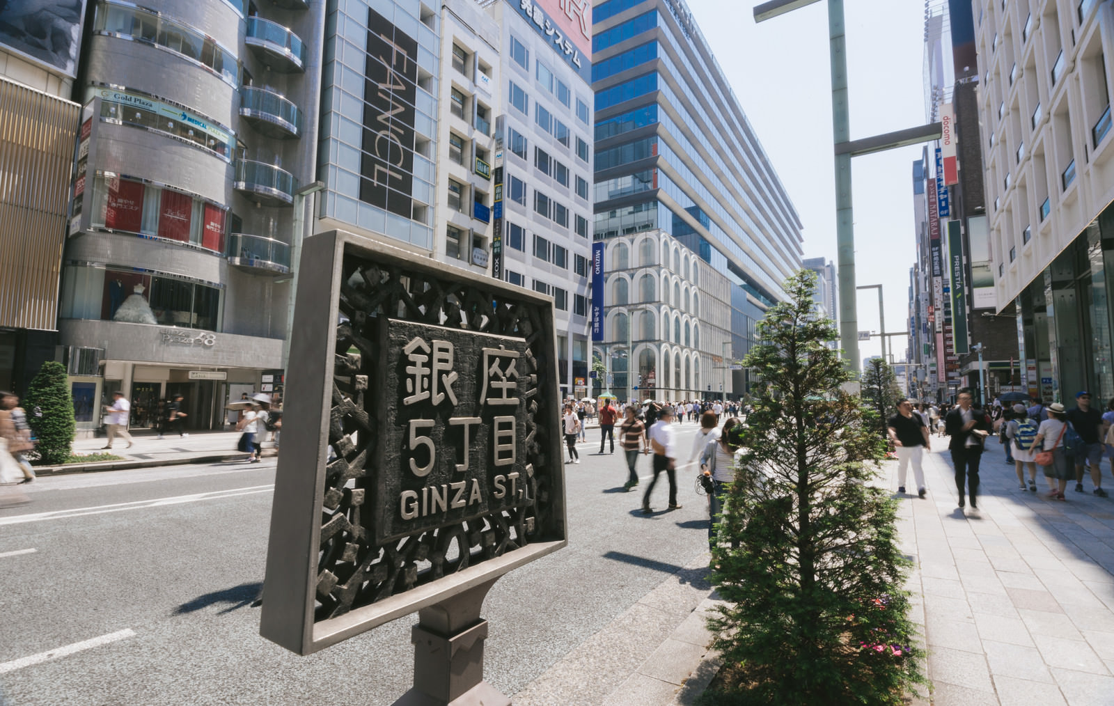 銀座5丁目と書かれた案内板の写真を無料ダウンロード フリー素材 ぱくたそ