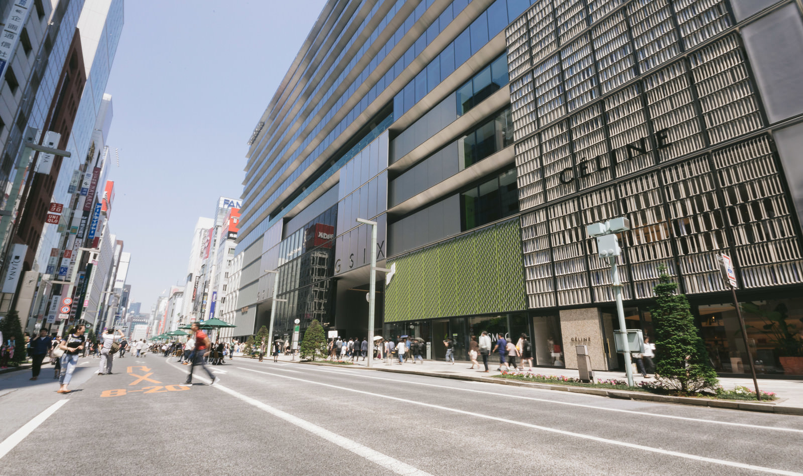 銀座の歩行者天国時間帯とギンザシックスの写真を無料ダウンロード フリー素材 ぱくたそ