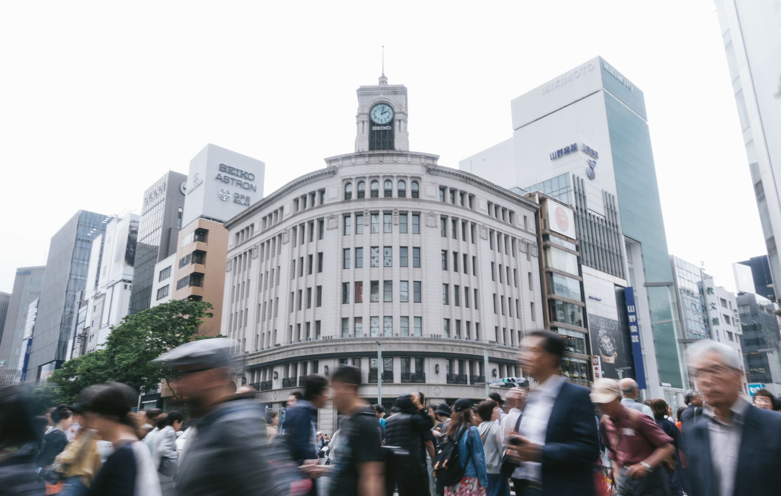 「人であふれる銀座の4丁目交差点-和光時計台 | ぱくたそフリー素材」の写真