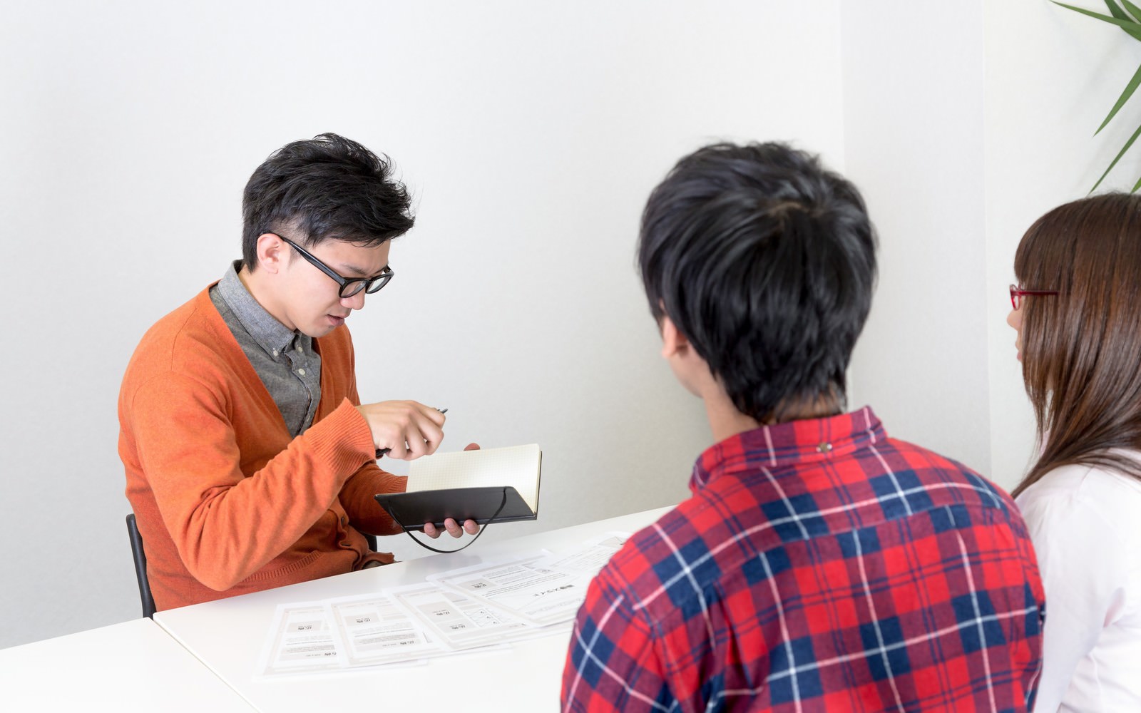 「【そ】速攻で月曜朝にクライアントに見せたいから（＠金曜19時）  | フリー素材のぱくたそ」の写真［モデル：大川竜弥 Lala OZPA］