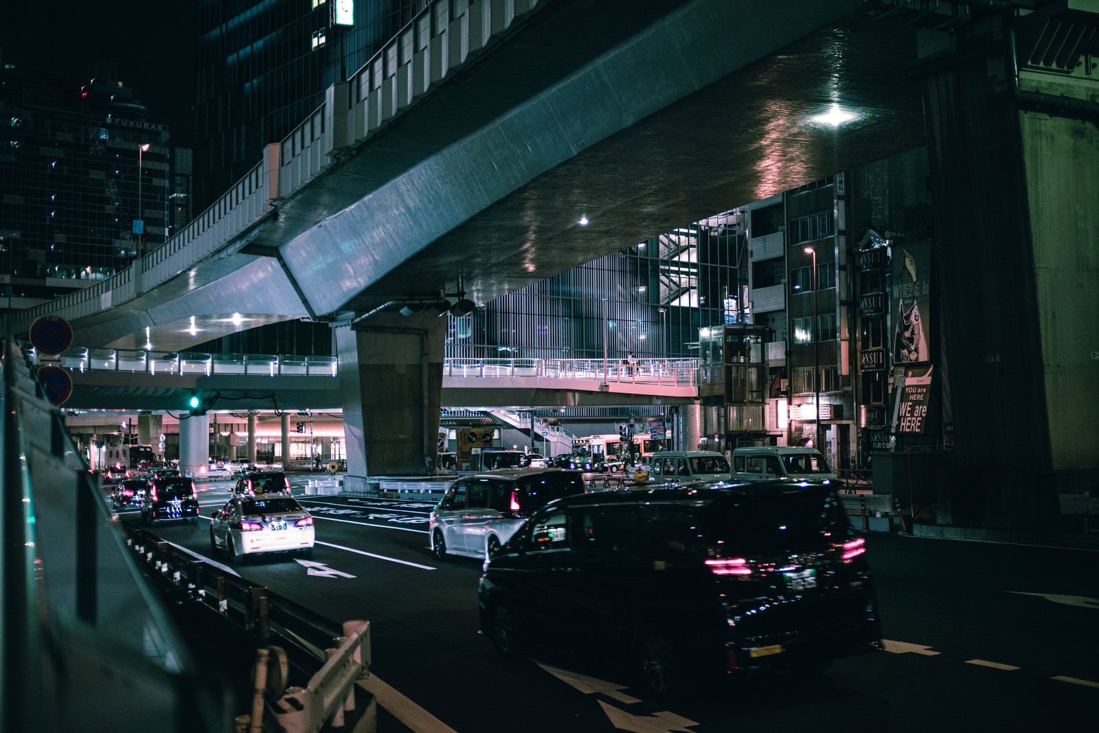 日が暮れた渋谷東口歩道橋のフリー素材