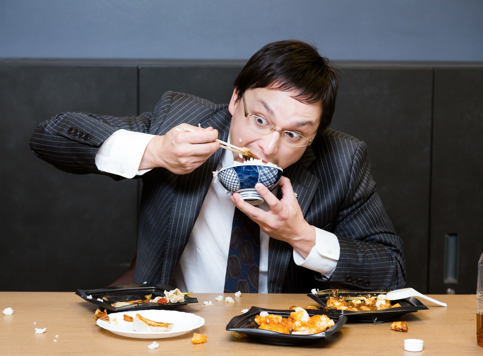 「会社で一番食べ方が汚い社長。口癖は「品格」 | フリー素材のぱくたそ」の写真［モデル：Max_Ezaki］