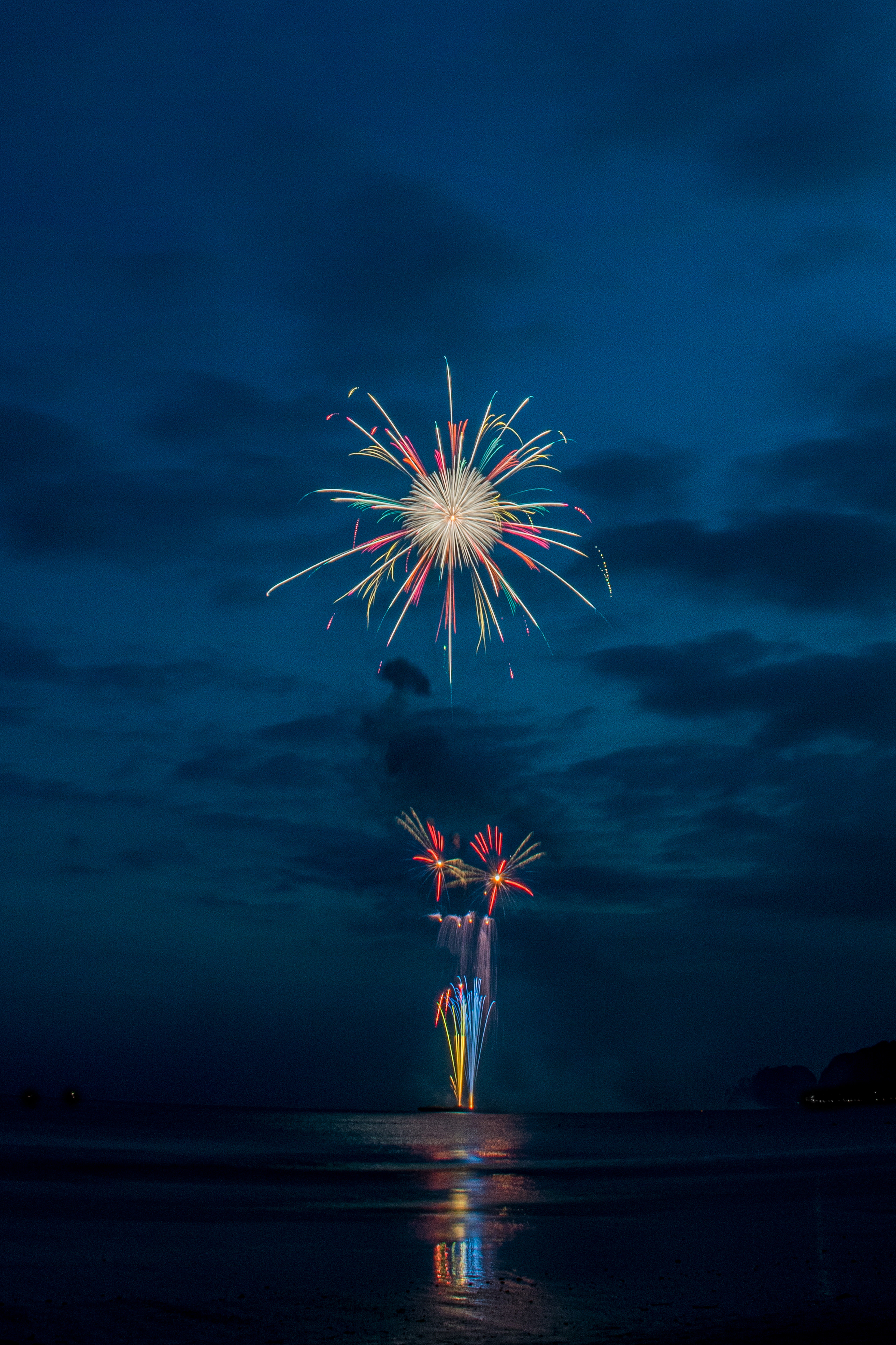花火大会を砂浜で撮影の写真素材 ぱくたそ