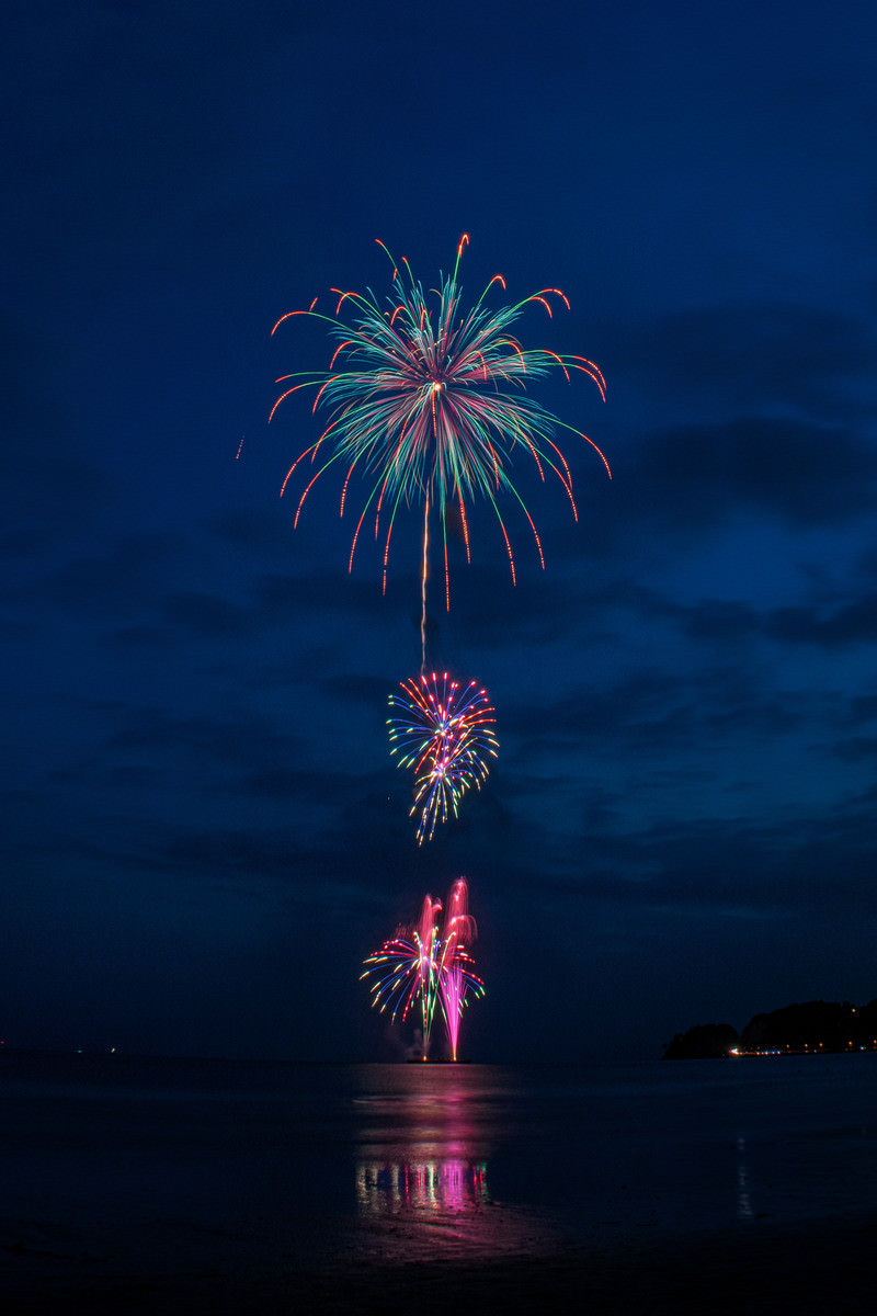 打上花火の様子の写真を無料ダウンロード フリー素材 ぱくたそ
