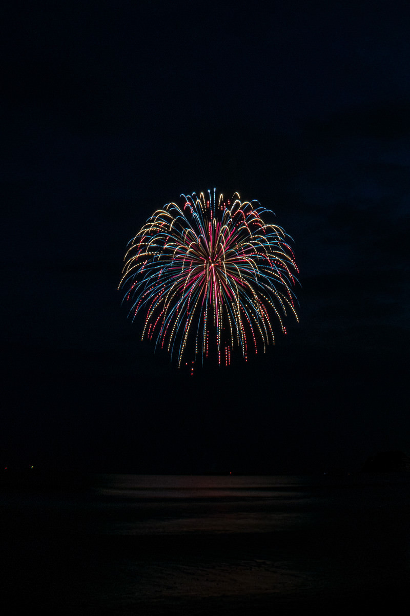 ポンポンのような打上花火の写真を無料ダウンロード フリー素材 ぱくたそ