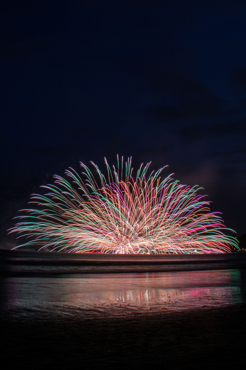 連発する水中花火 鎌倉花火大会 の写真素材 ぱくたそ