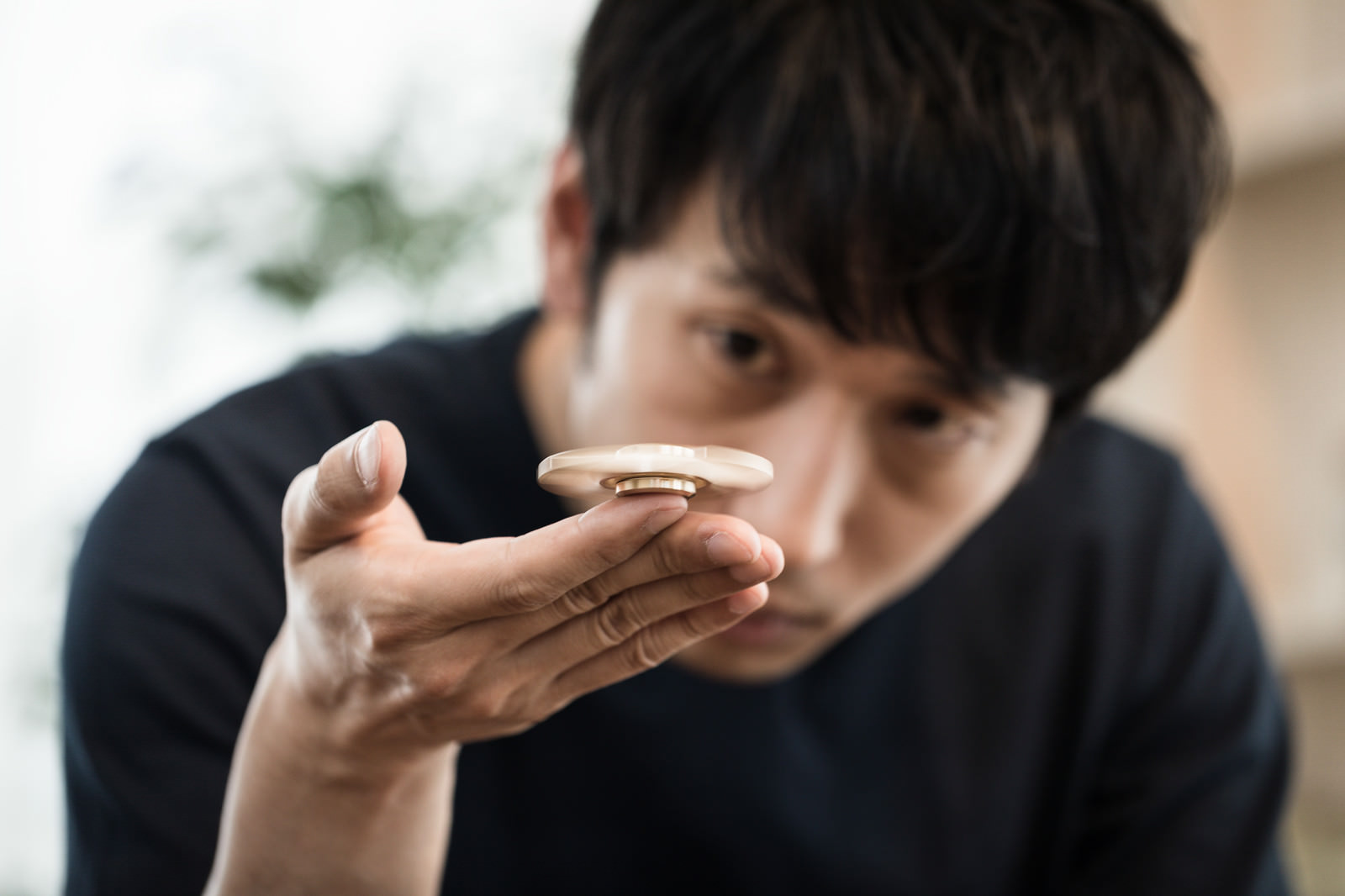 「ハンドスピナーのバランスを取る男性ハンドスピナーのバランスを取る男性」［モデル：大川竜弥］のフリー写真素材を拡大