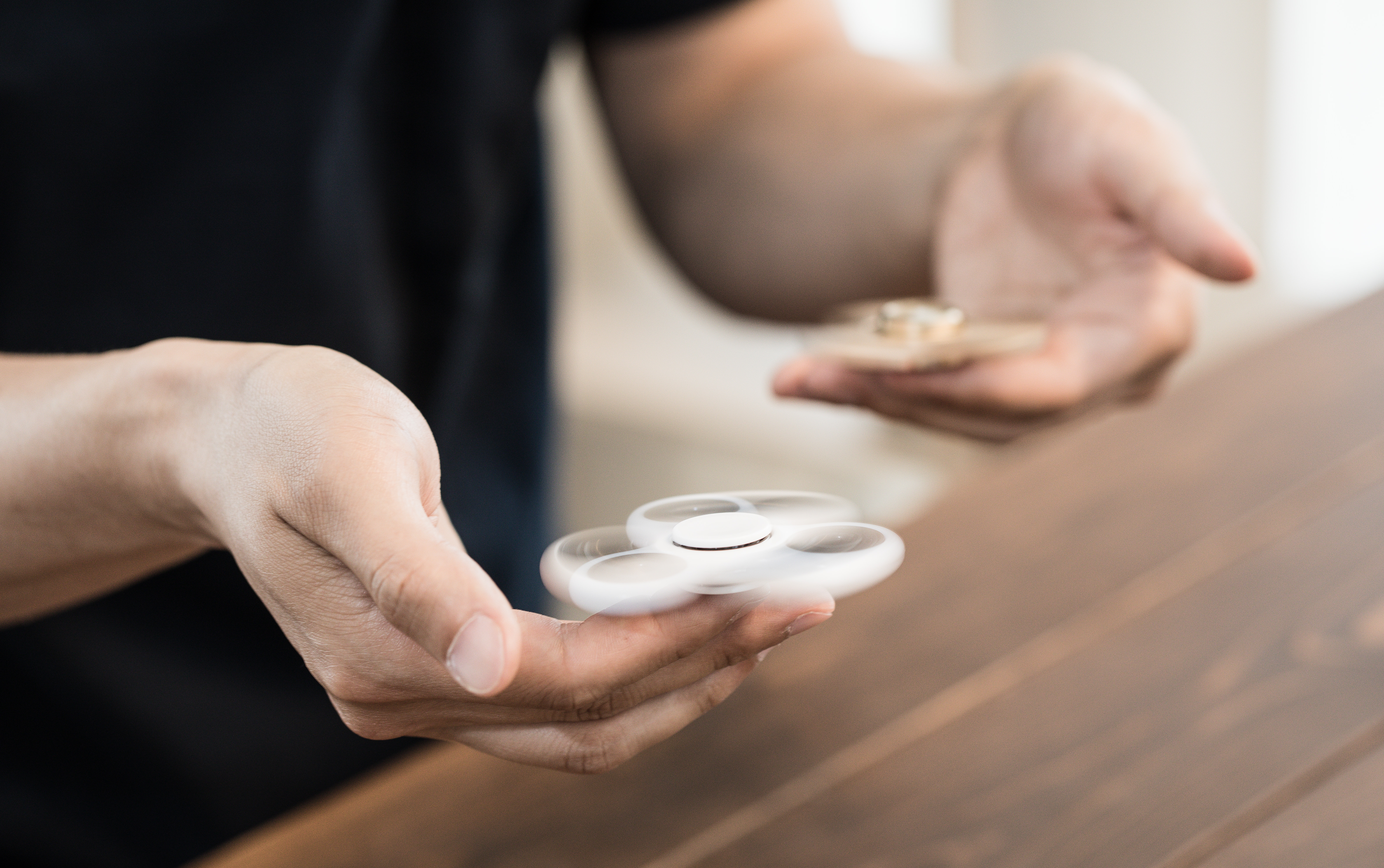 どちらのハンドスピナーが長時間回転し続けられるのか確認中の写真 画像 を無料ダウンロード フリー素材のぱくたそ