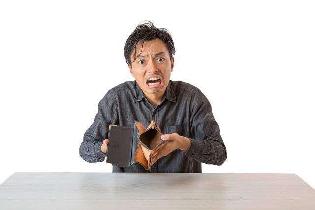 財布の中身が空っぽになった男性