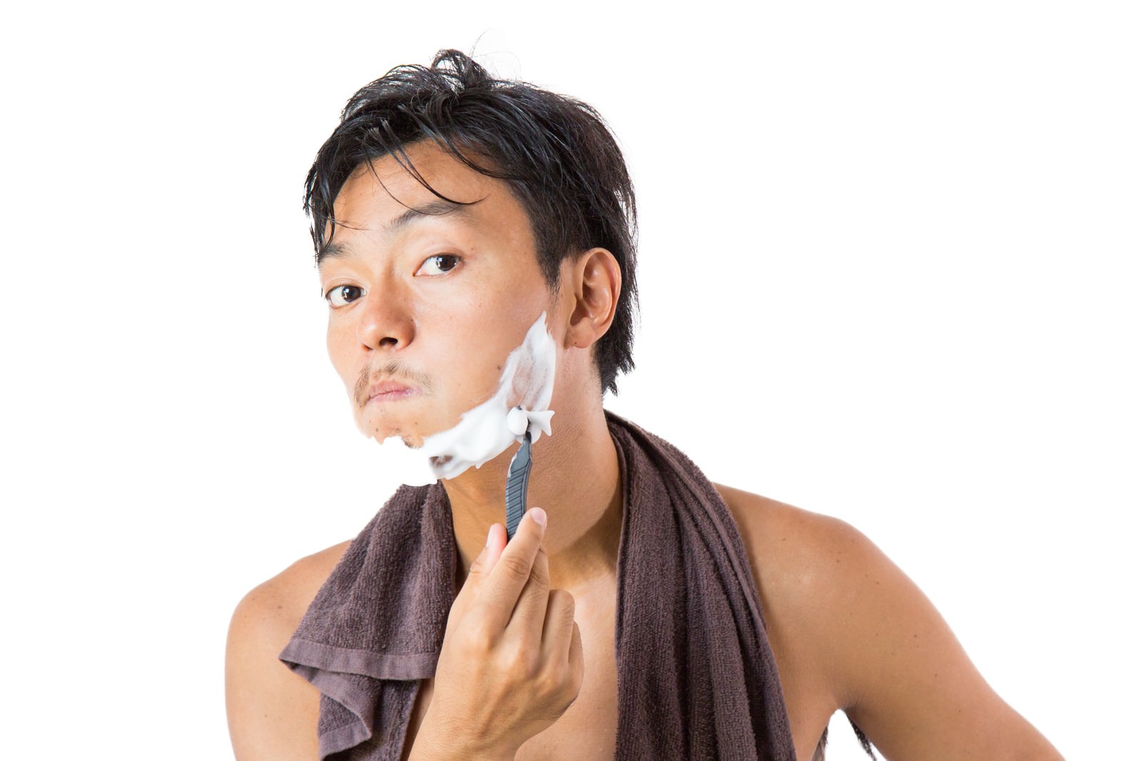 「髭剃りをする男性」の写真［モデル：藤沢篤］