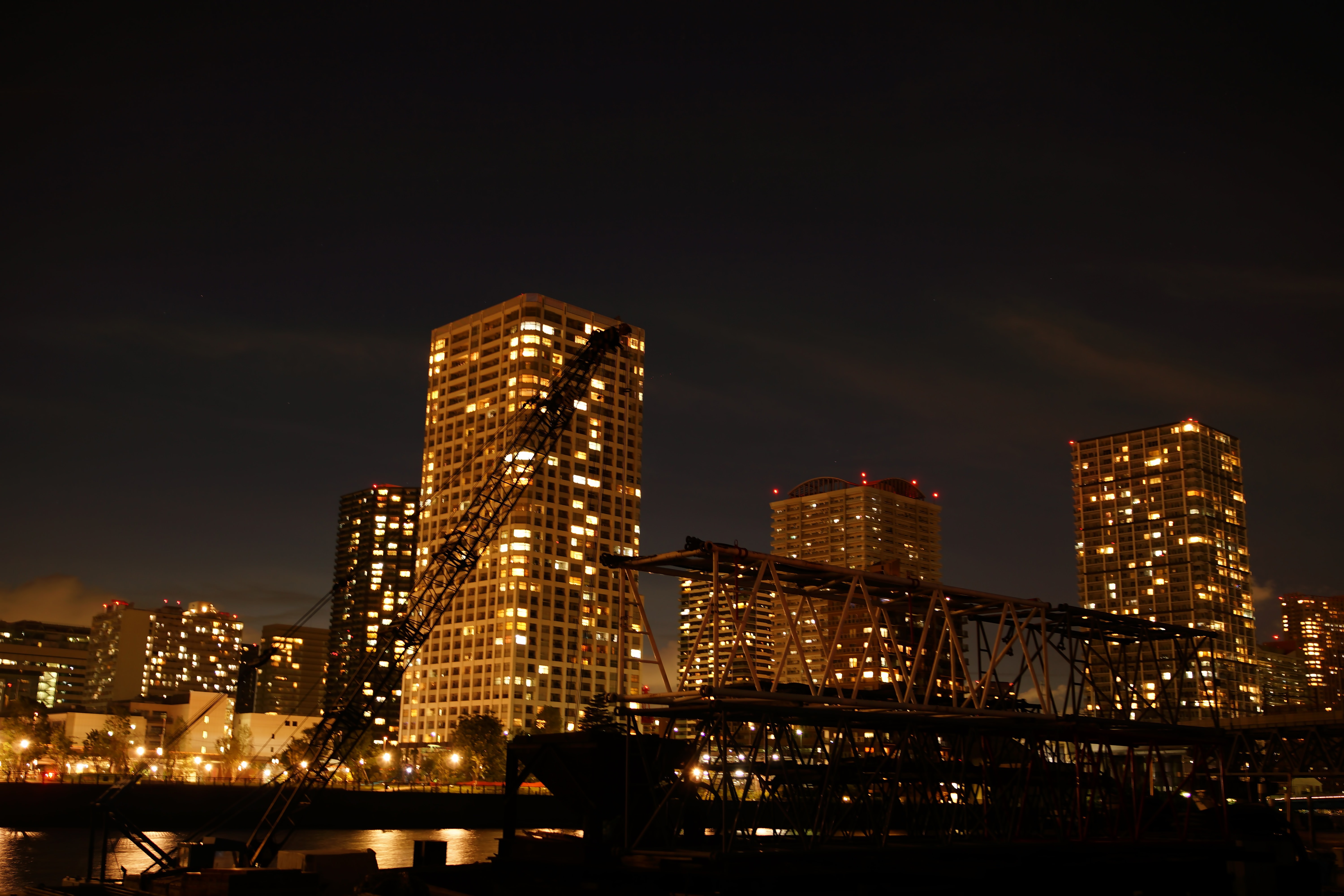夜の港区のビルの無料の写真素材（フリー素材）をダウンロード ぱくたそ