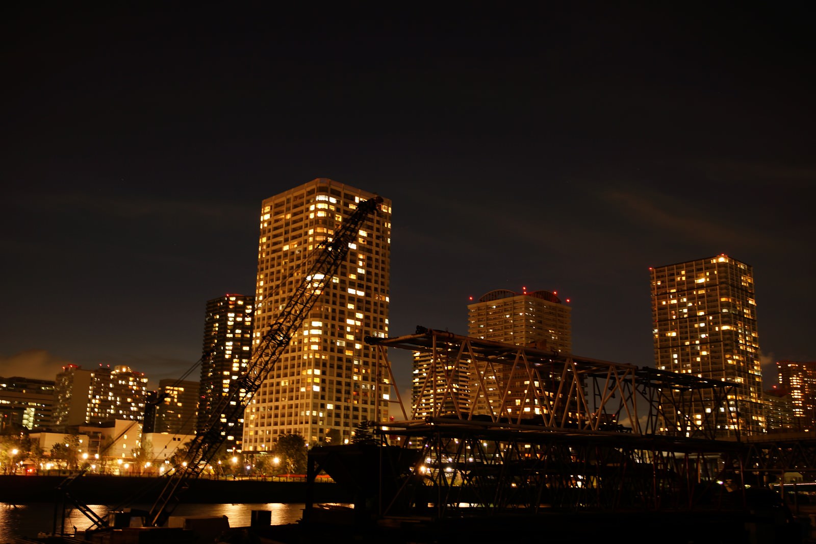 夜の港区のビルの写真を無料ダウンロード フリー素材 ぱくたそ