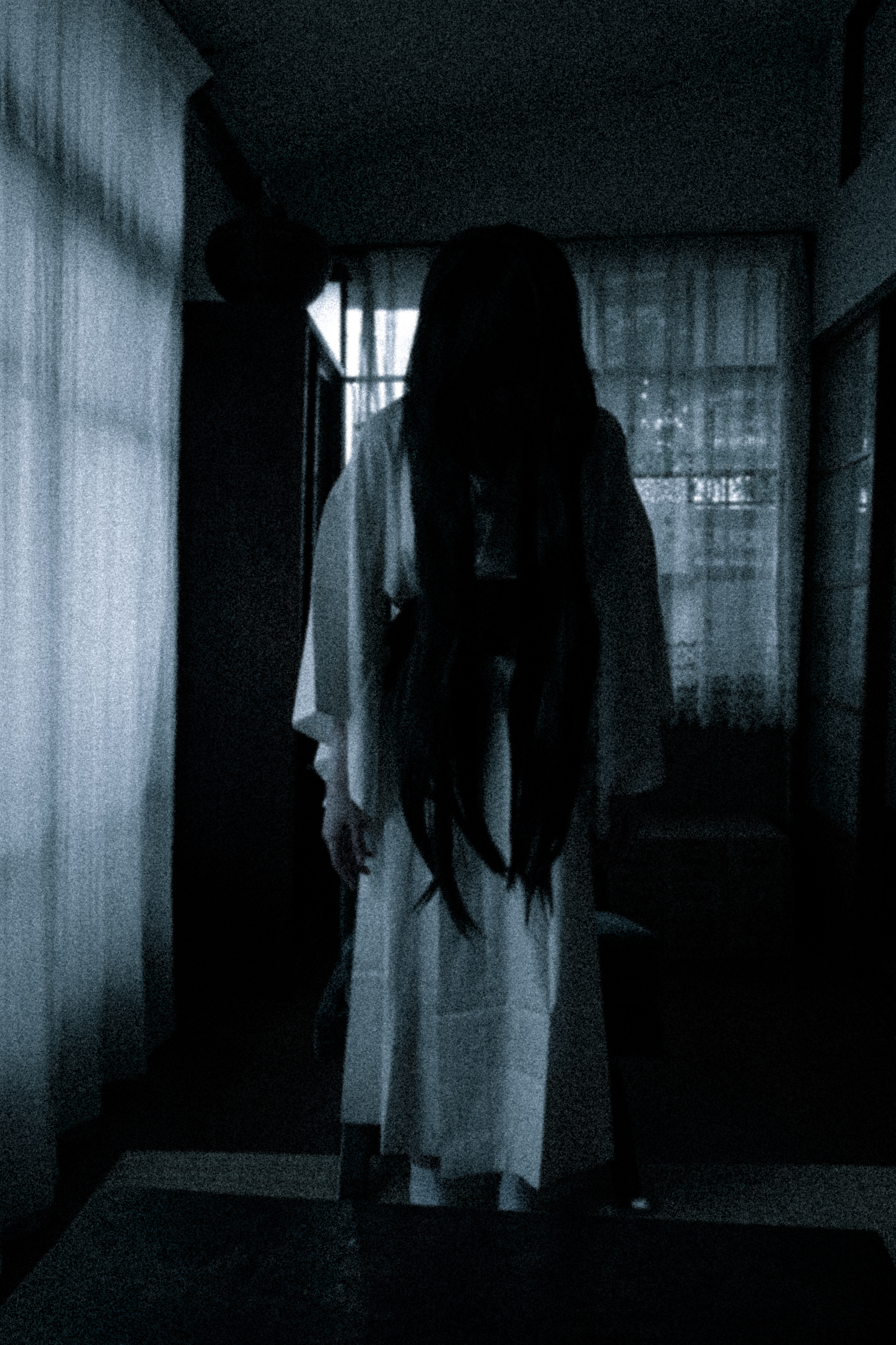 暗い室内でうつむく長髪の女の霊の写真素材 ぱくたそ
