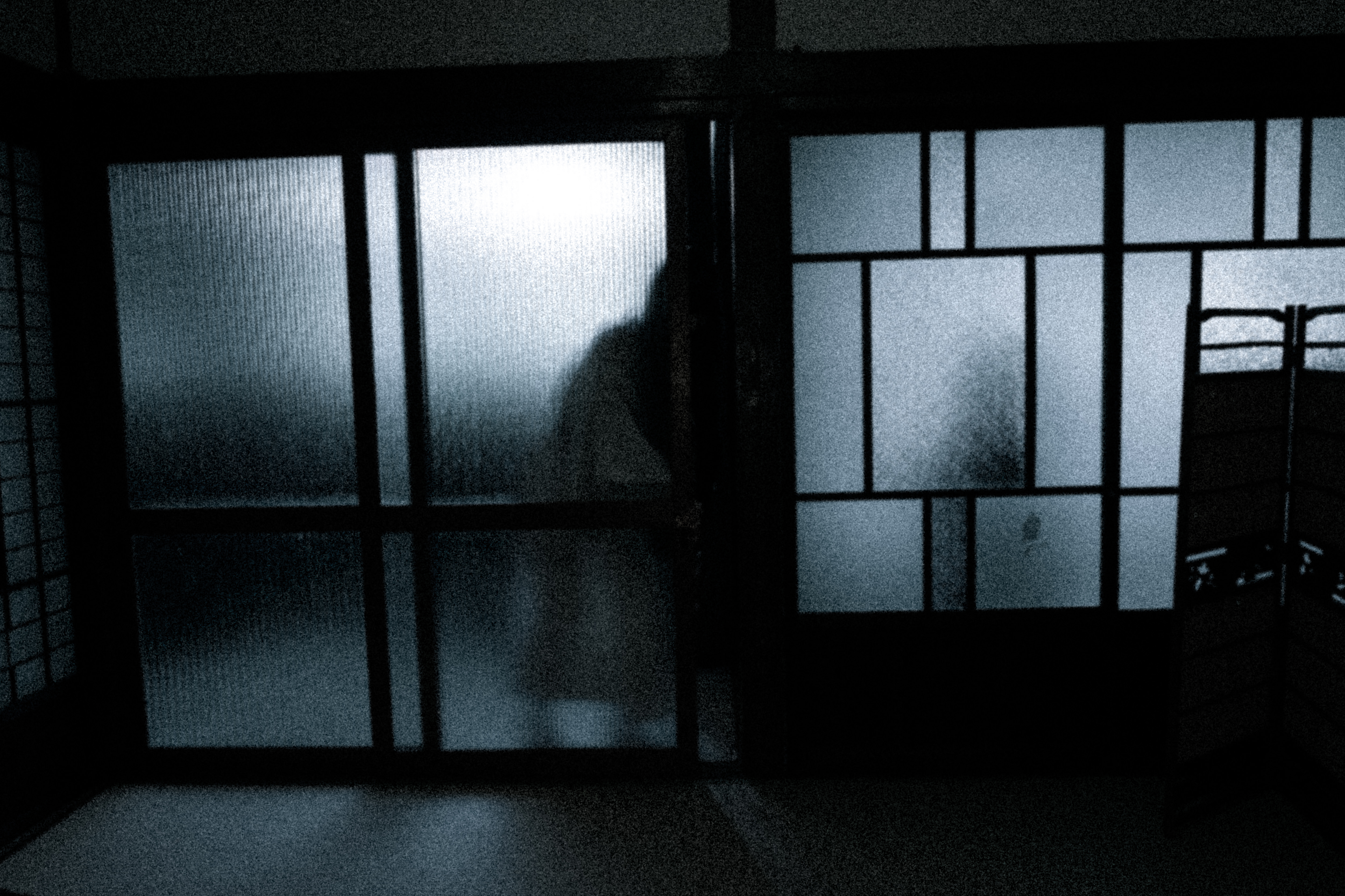 暗い部屋に入ろうとする人影の写真素材 ぱくたそ