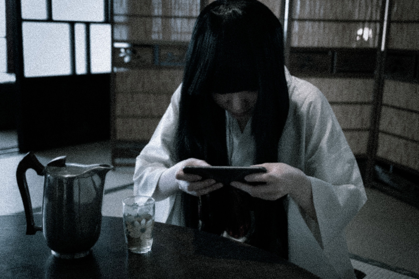 スマホゲームに夢中なサダコさんの写真を無料ダウンロード フリー素材 ぱくたそ スマホゲームに夢中なサダコさんの写真を無料ダウンロード フリー素材 ぱくたそ