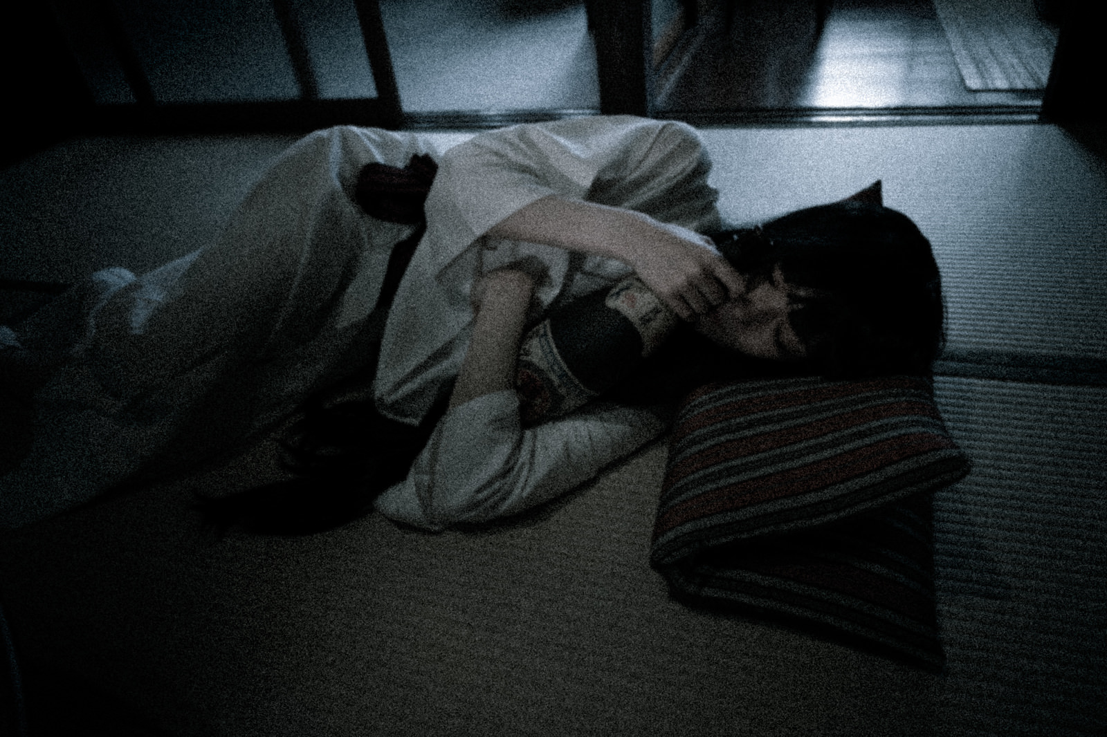 「一升瓶を抱えて眠る和女」の写真［モデル：緋真煉］