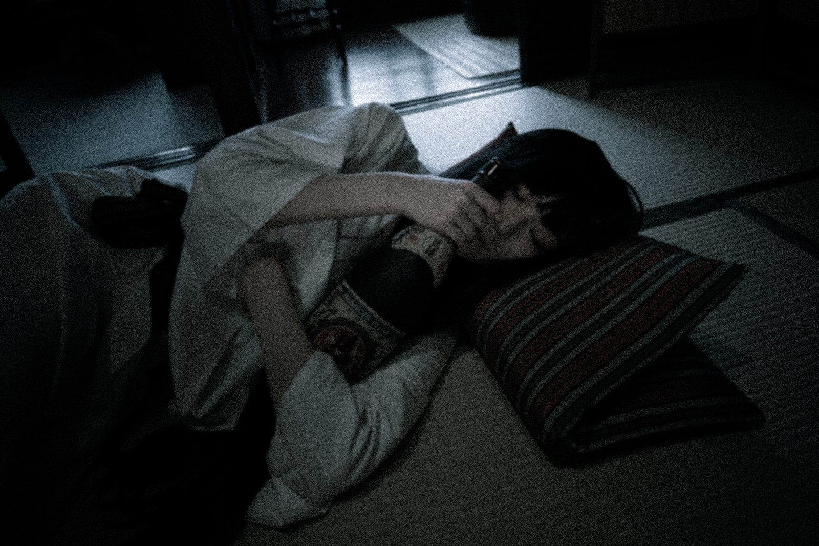 「折りたたんだ座布団を枕にして眠る泥酔女子 | フリー素材のぱくたそ」の写真［モデル：緋真煉］
