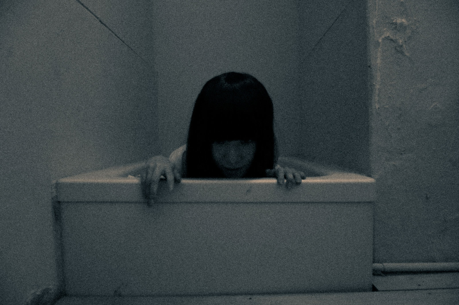 薄暗い場所に閉じ込められる女性の写真 画像 を無料ダウンロード フリー素材のぱくたそ 薄暗い場所に閉じ込められる女性の写真 画像 を無料ダウンロード フリー素材のぱくたそ