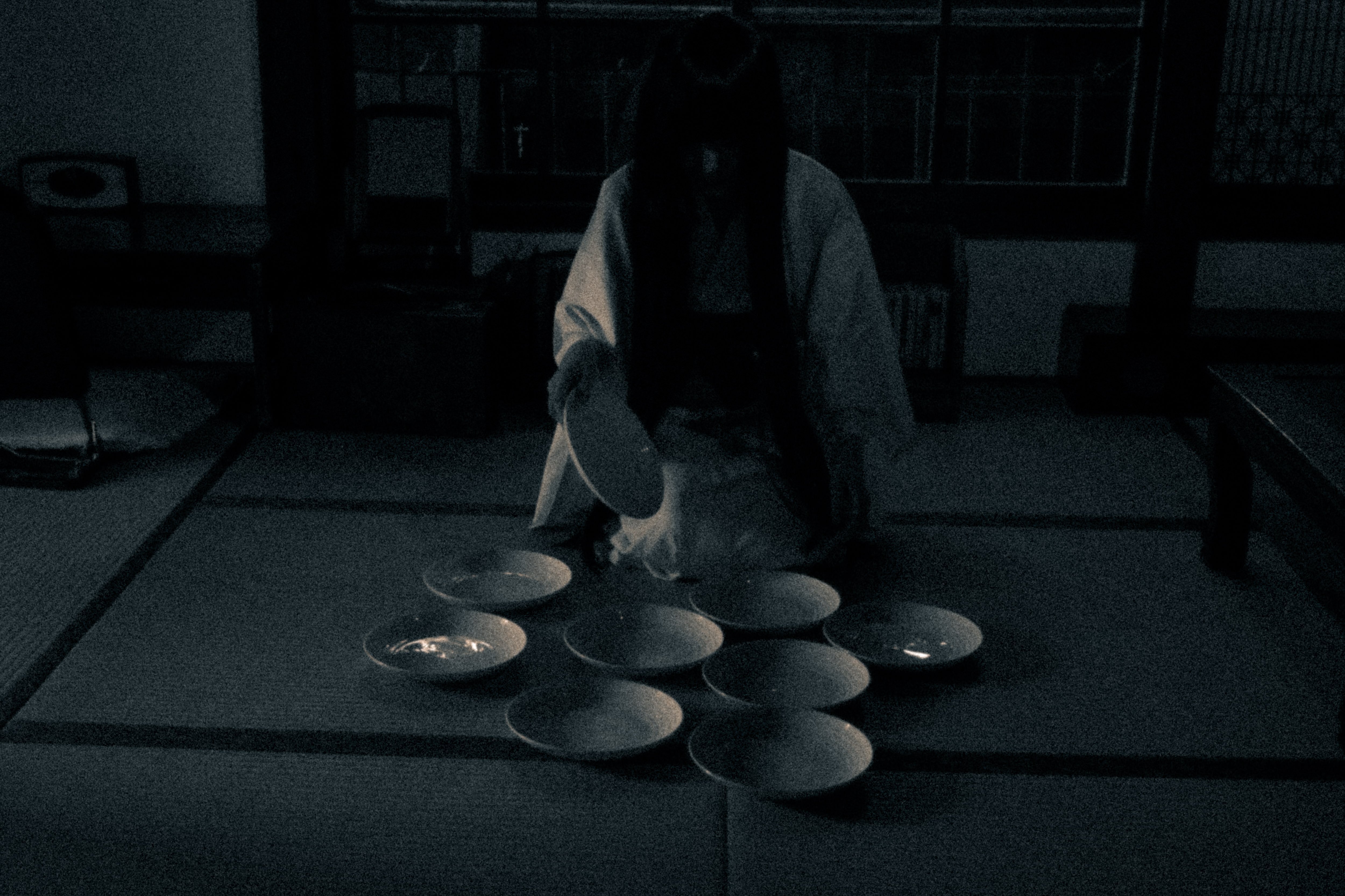 お皿がたくさん届いたけど これじゃないの写真素材 ぱくたそ