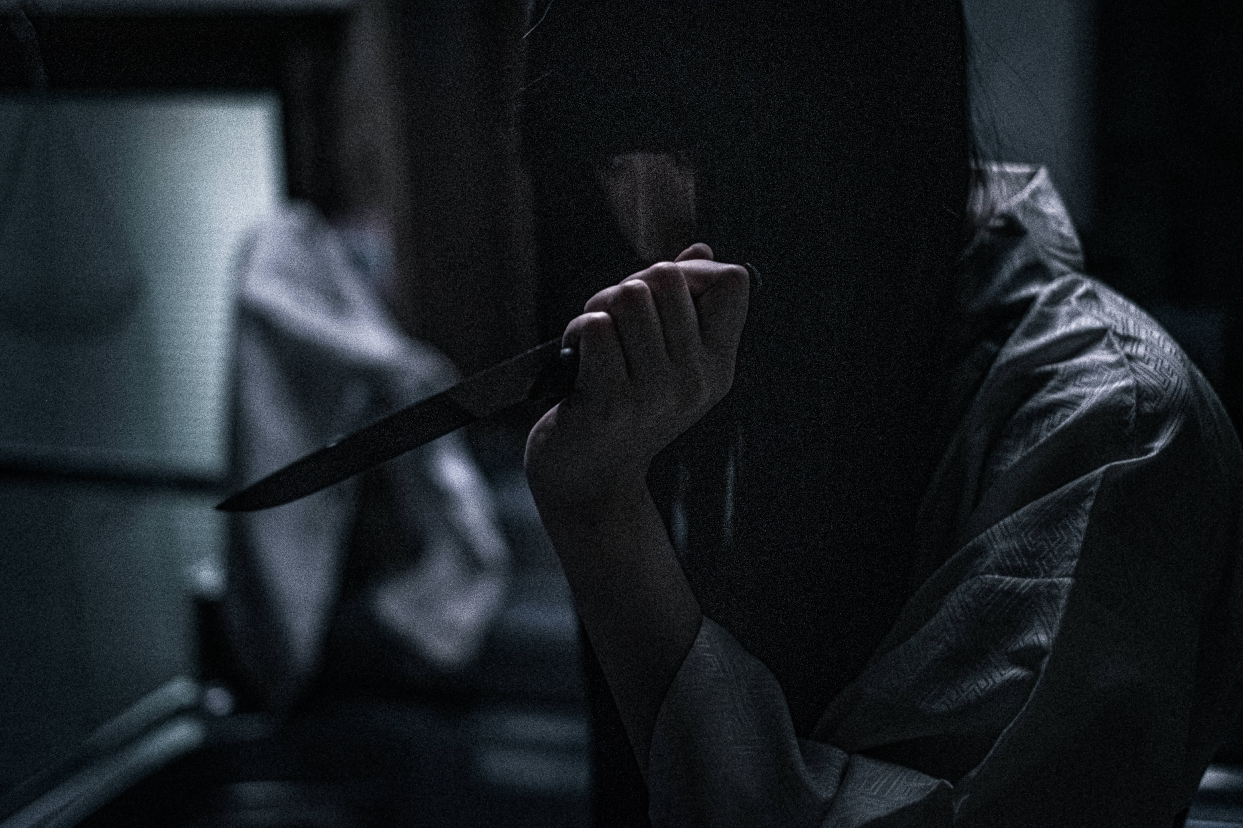 興奮すると刃物を振りかざす女性の写真素材 ぱくたそ