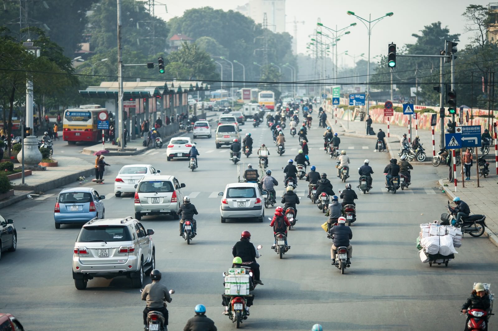 ベトナムのバイク天国の写真 画像 フリー素材 ぱくたそ