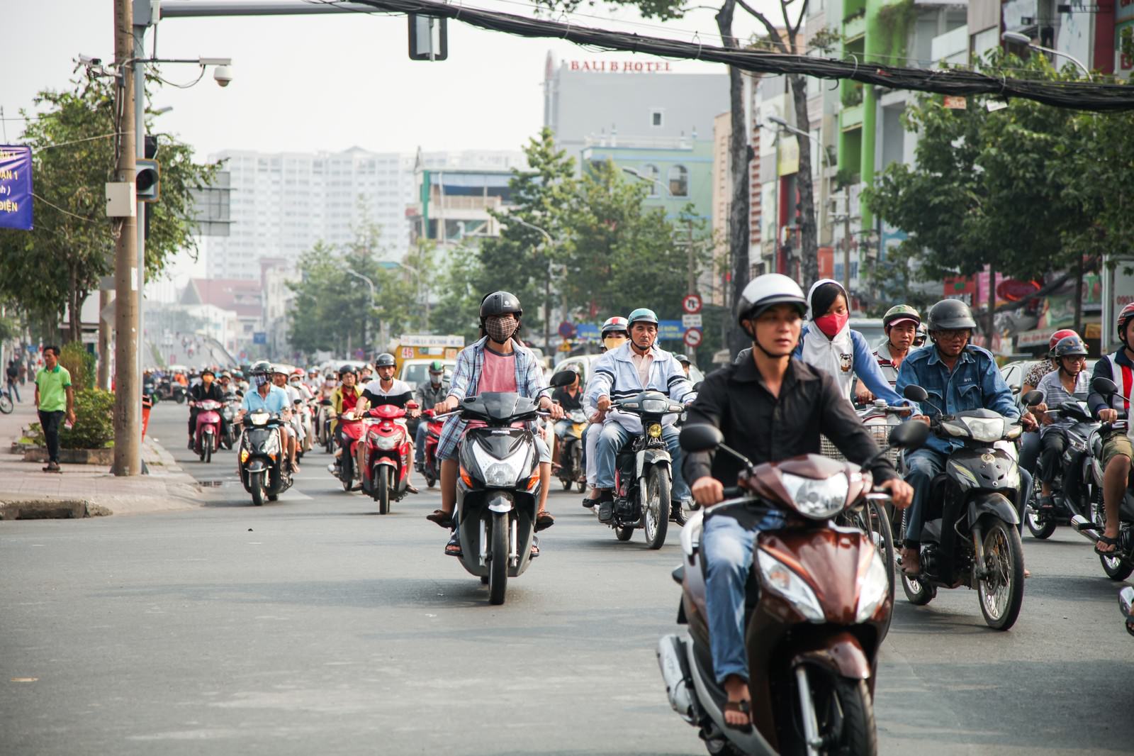 ベトナム ホーチミン 市街地を走行するバイク集団の写真 フリー素材は ぱくたそ 写真を無料ダウンロード