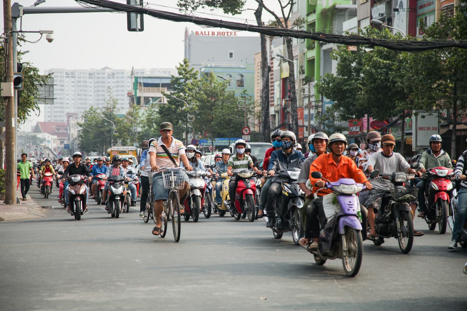 「ものすごい数のバイクの列（ベトナムホーチミン）」の写真