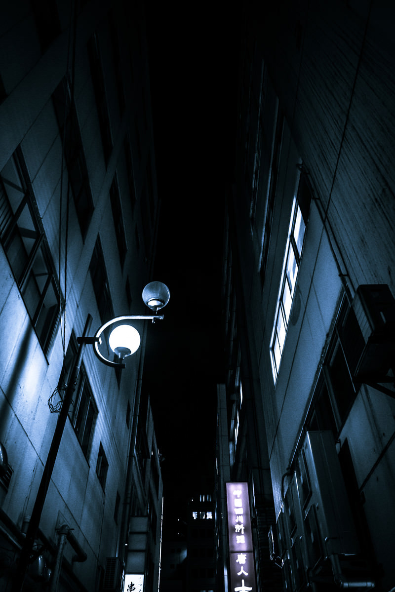 「夜間のビルとビルの隙間」の写真