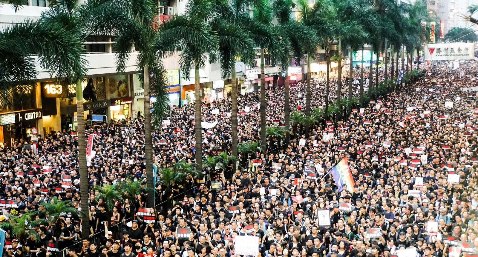 数キロにも及ぶデモ隊（香港デモ）のフリー素材
