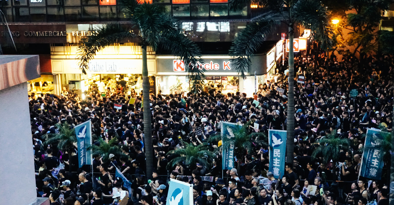 日が暮れてもデモ隊の抗議が続く（香港デモ）のフリー素材