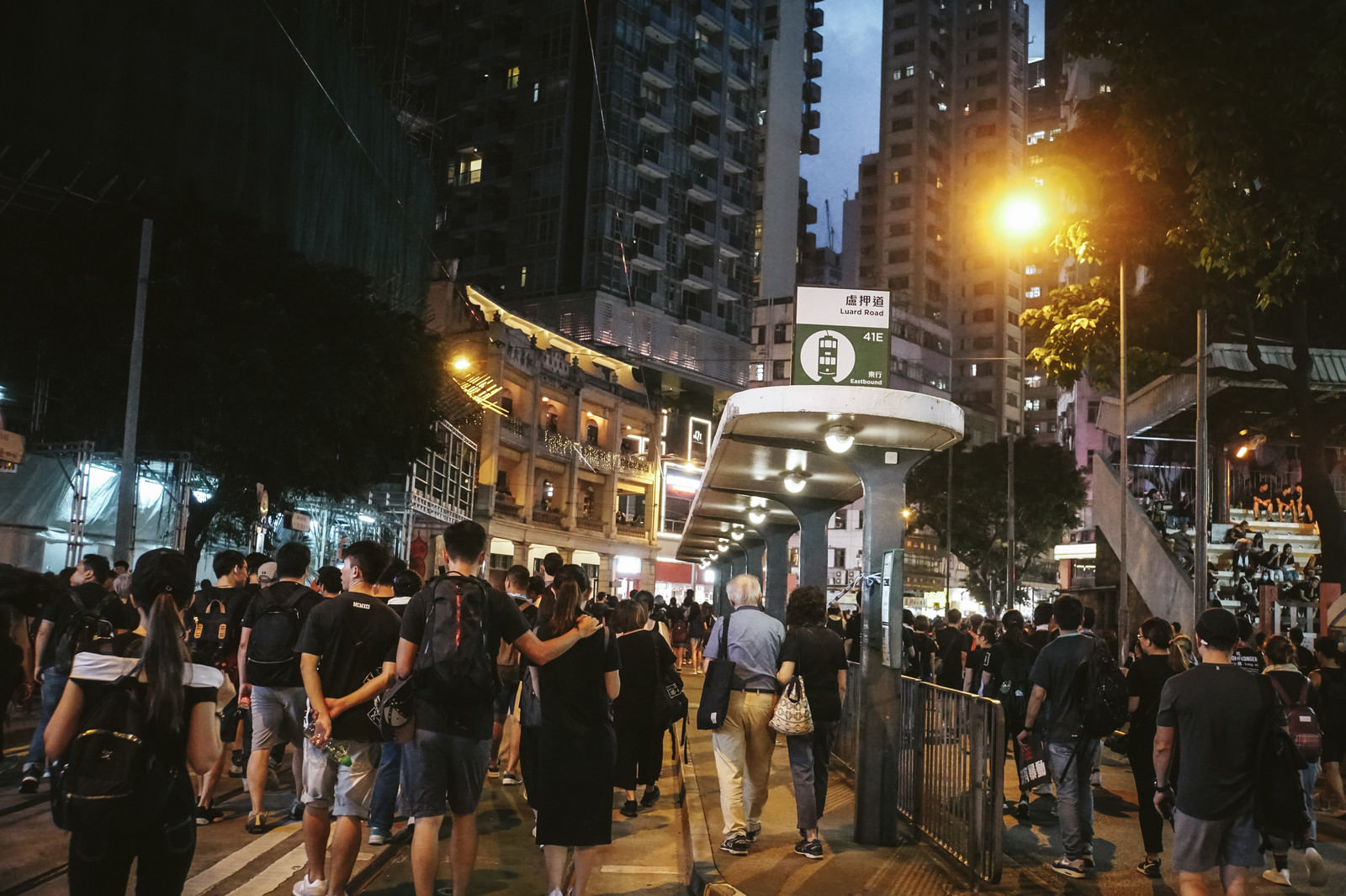 「香港デモで路上を歩く人々」の写真