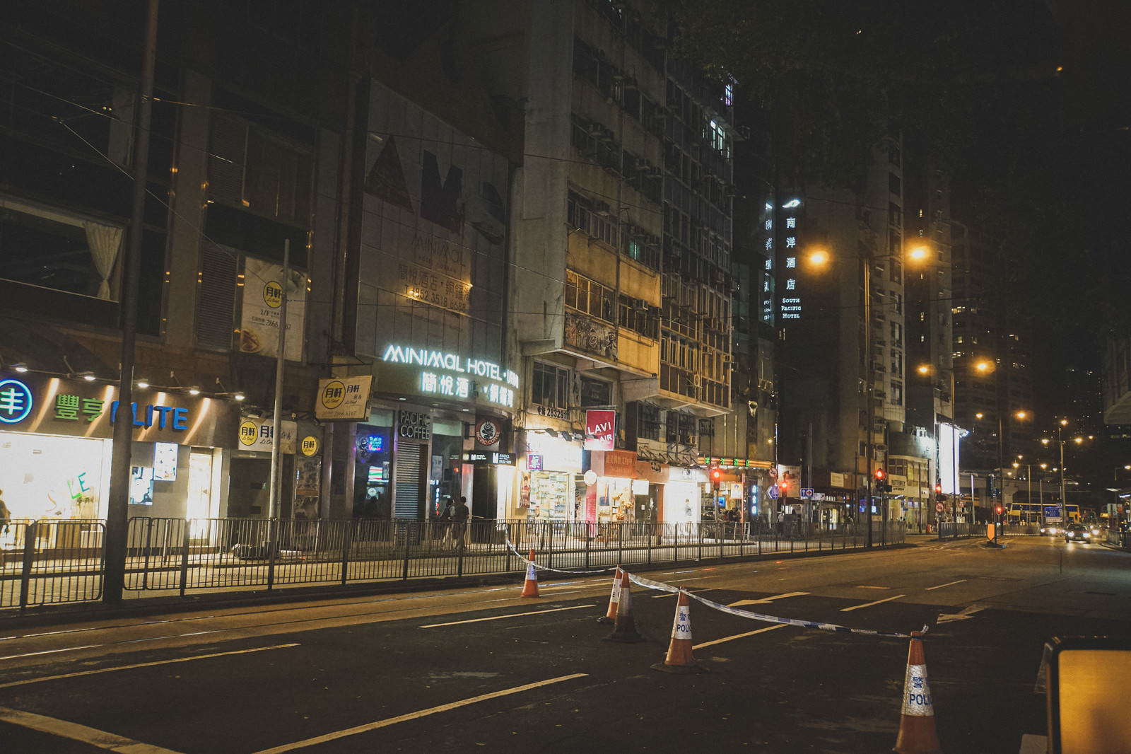 道路を封鎖（香港デモの様子）のフリー素材