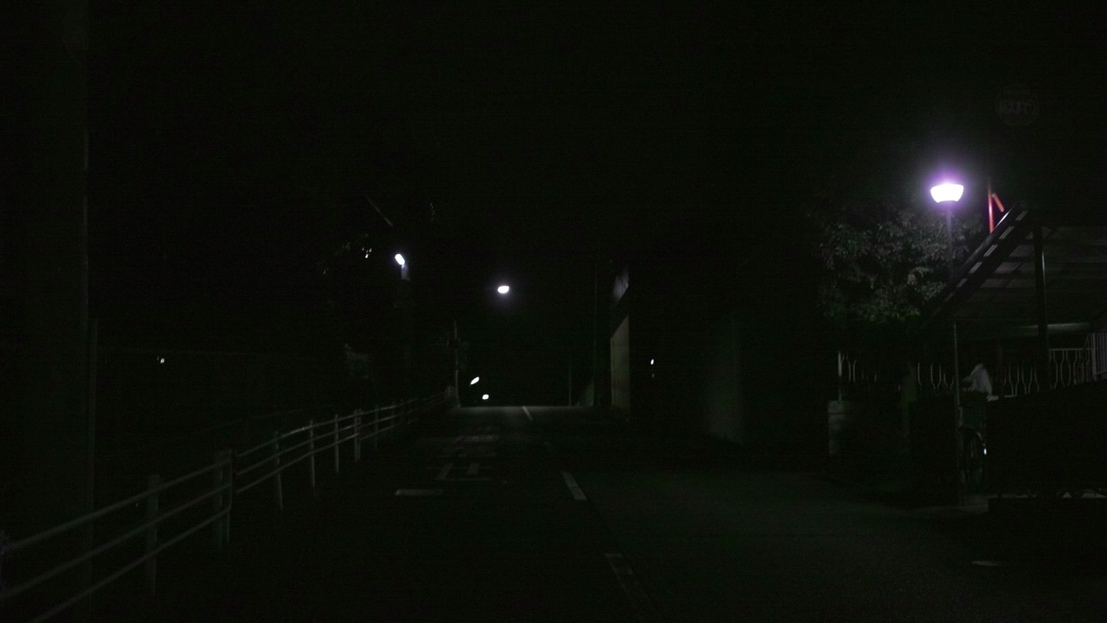 「街灯があっても暗い夜道」の写真