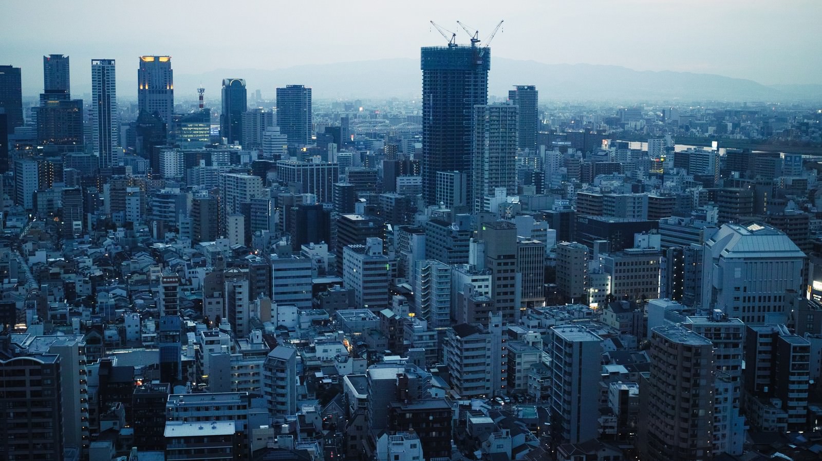 夕暮れのビル群の写真を無料ダウンロード フリー素材 ぱくたそ