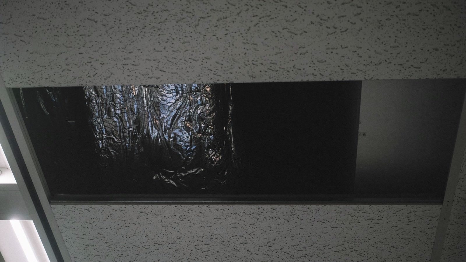 天井に穴が空いたの写真素材 ぱくたそ