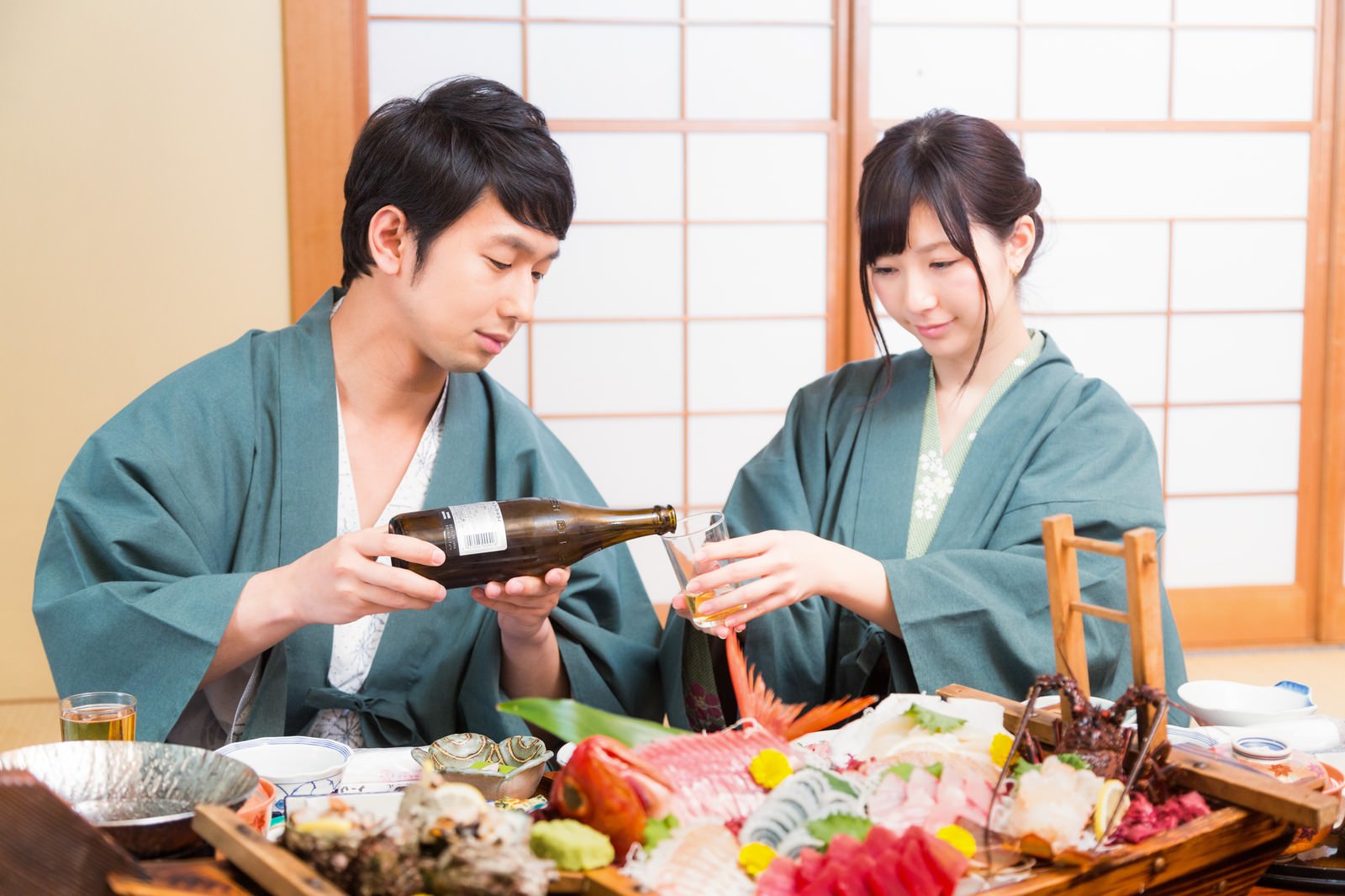 「温泉旅行で記念日をお祝いするふたり」の写真［モデル：大川竜弥 伊藤里織］