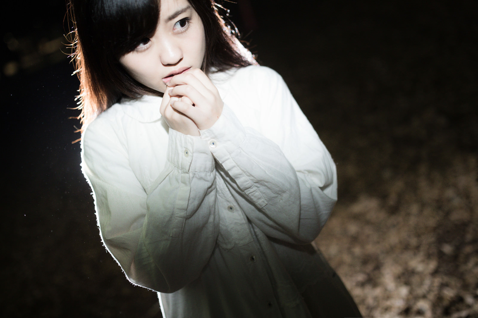 「魔女の森に迷い込んでしまった女性」の写真［モデル：河村友歌］