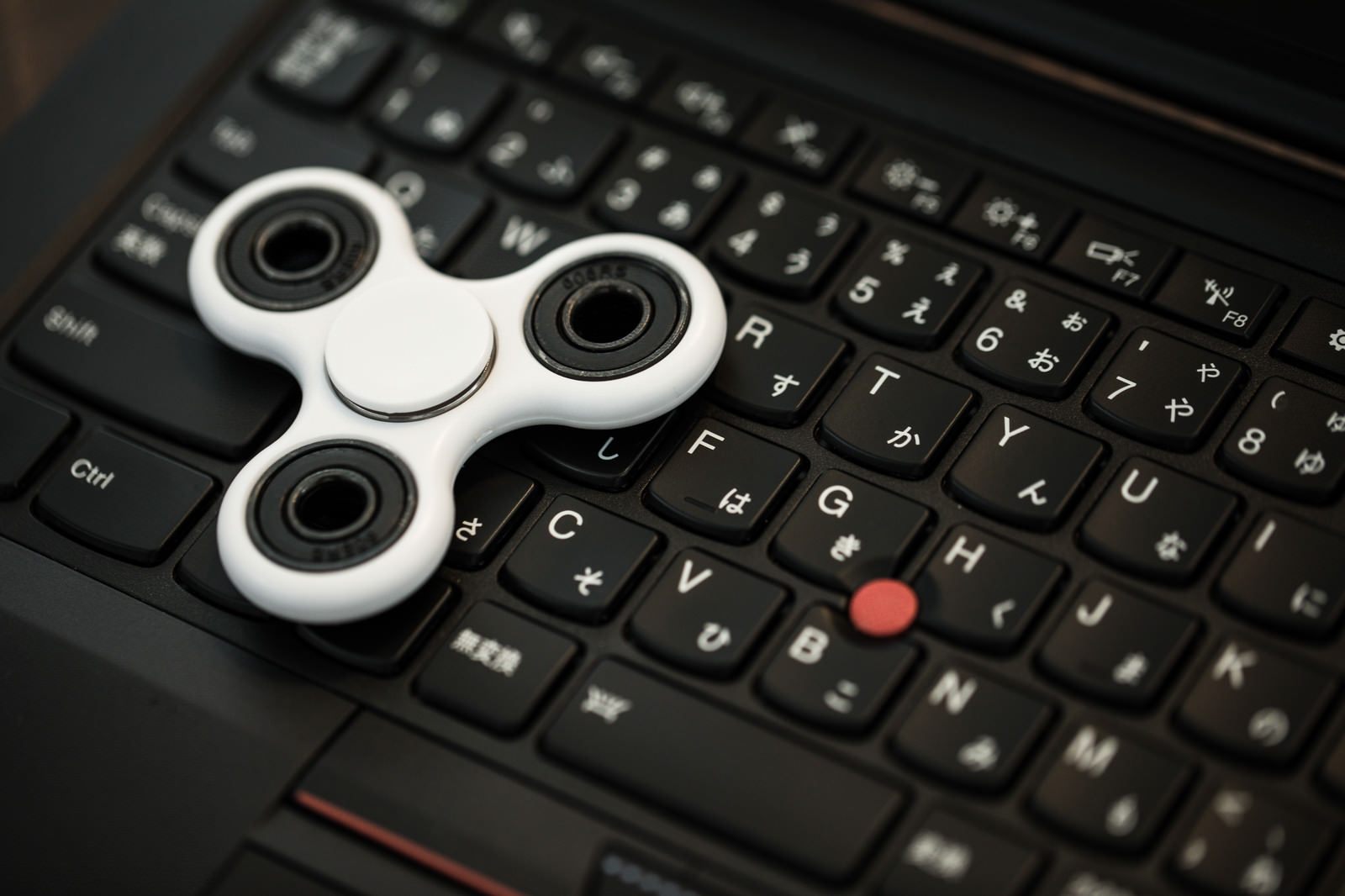 「PC作業の合間にハンドスピナーPC作業の合間にハンドスピナー」のフリー写真素材を拡大