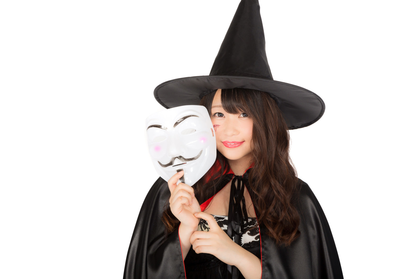 「ハロウィンの仮装イベントに匿名で参加した魔女ハロウィンの仮装イベントに匿名で参加した魔女」［モデル：茜さや］のフリー写真素材