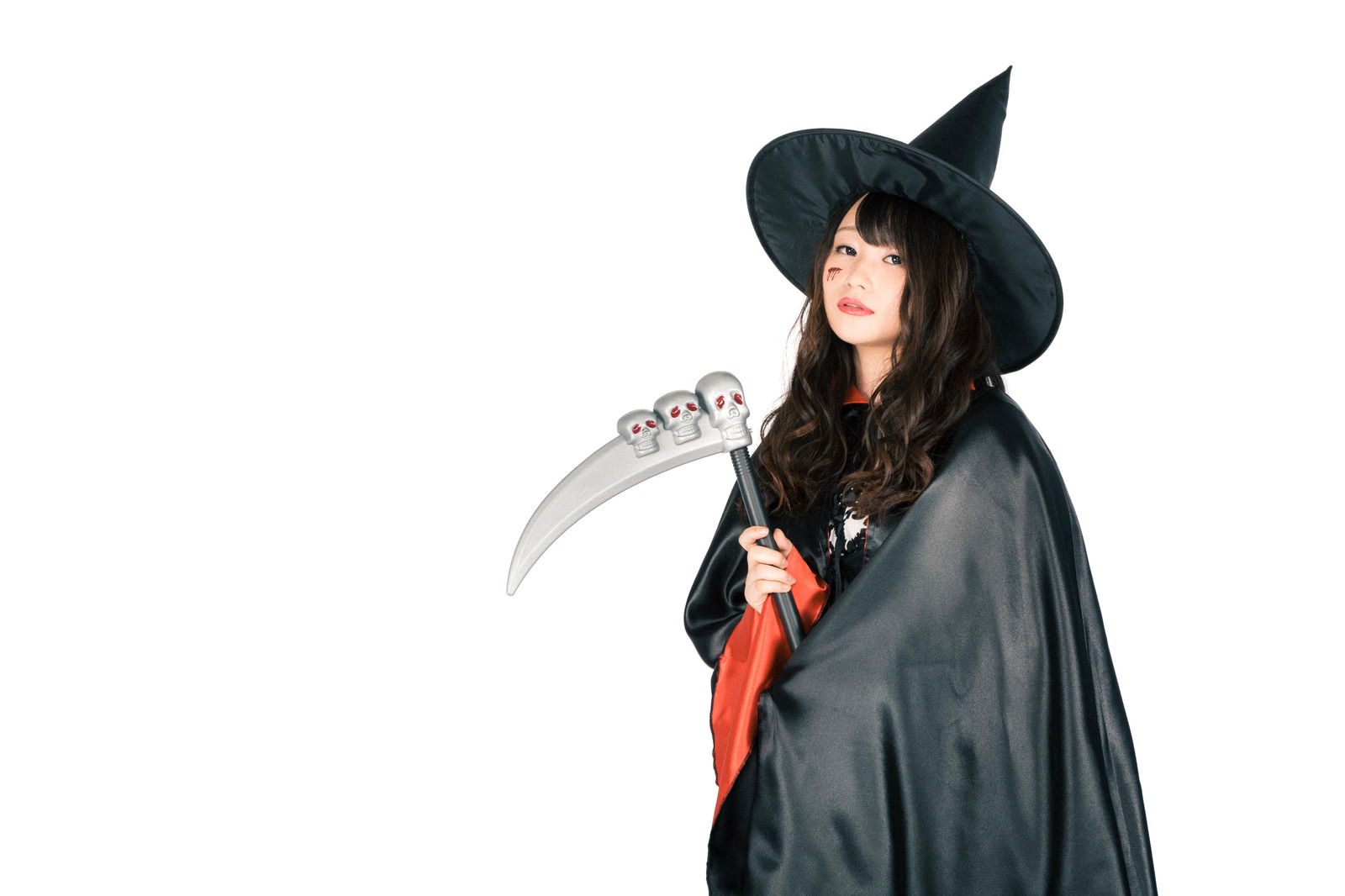 鎌を隠し持った美女魔法使い ハロウィン の写真素材 ぱくたそ