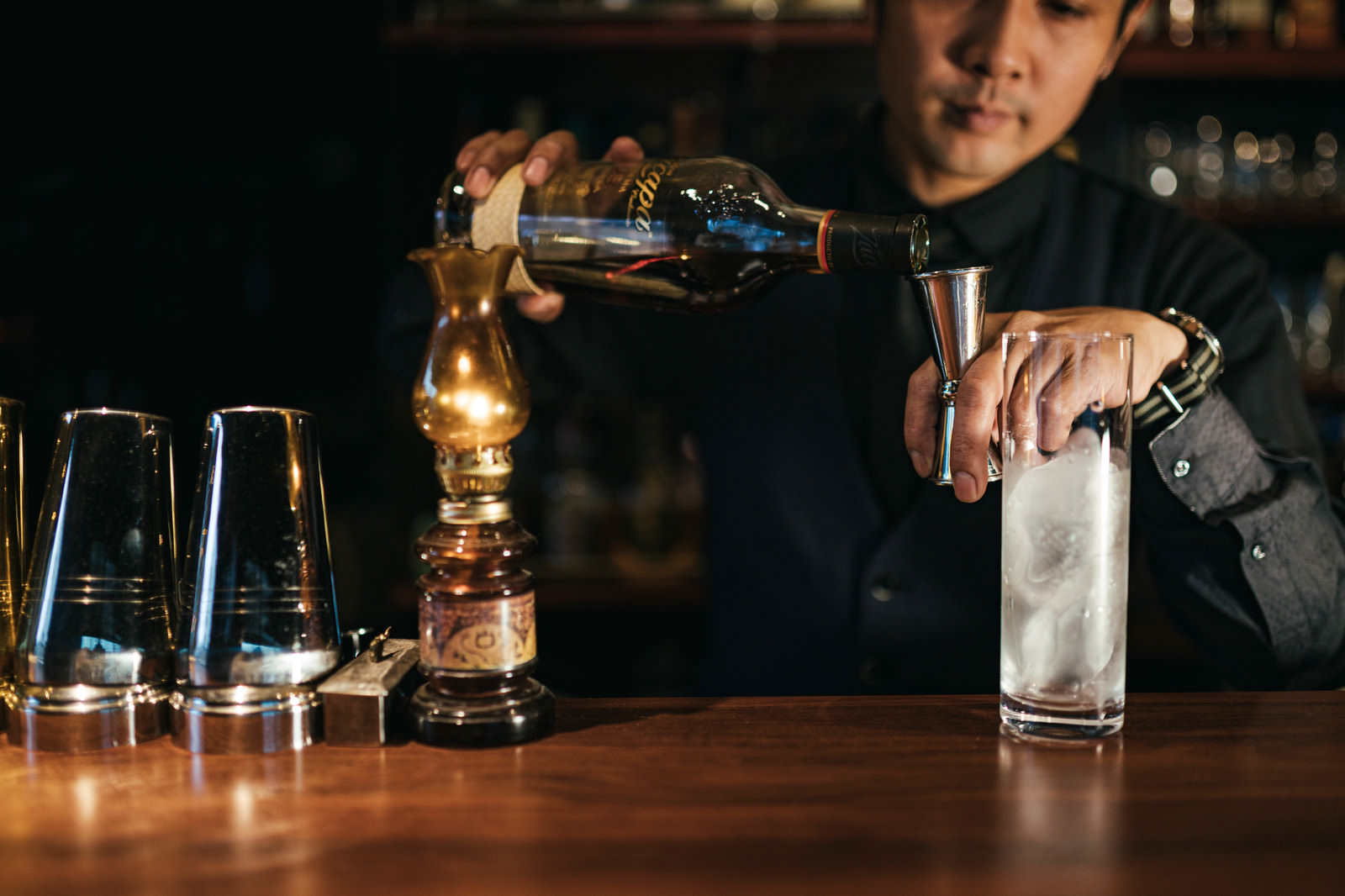メジャーカップでお酒を測るバーテンダーの写真素材 ぱくたそ