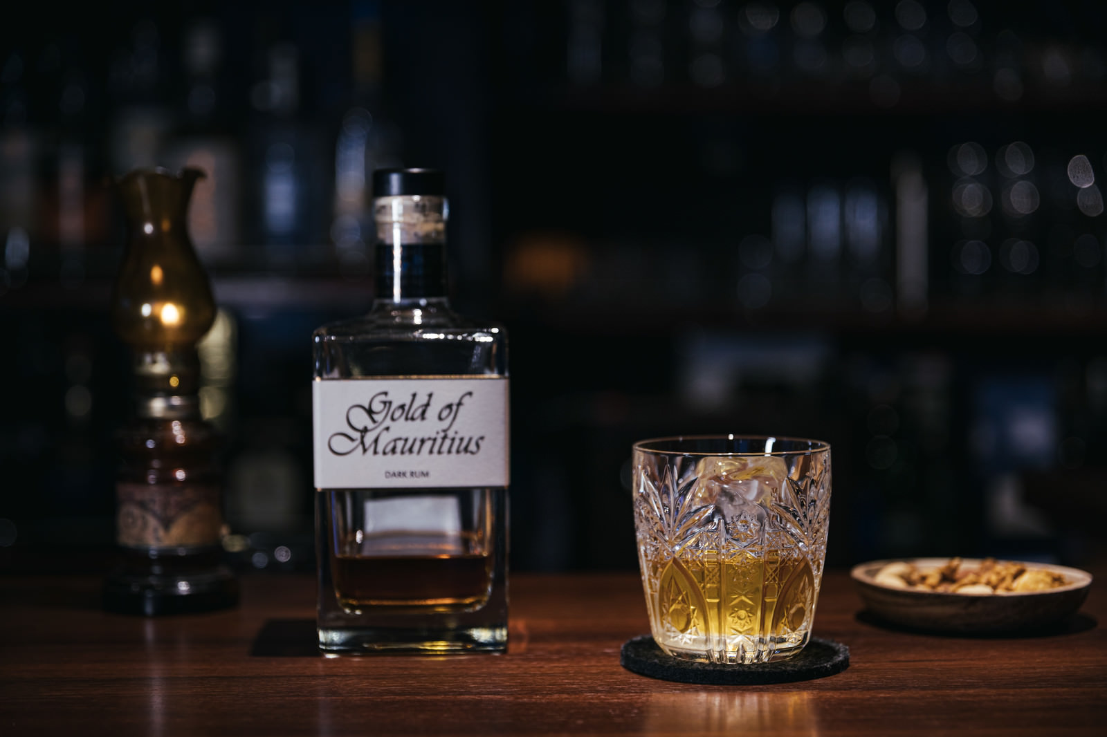 大人の雰囲気でゴールドオブモーリシャスをロックで楽しむの無料の写真素材 フリー素材 をダウンロード ぱくたそ