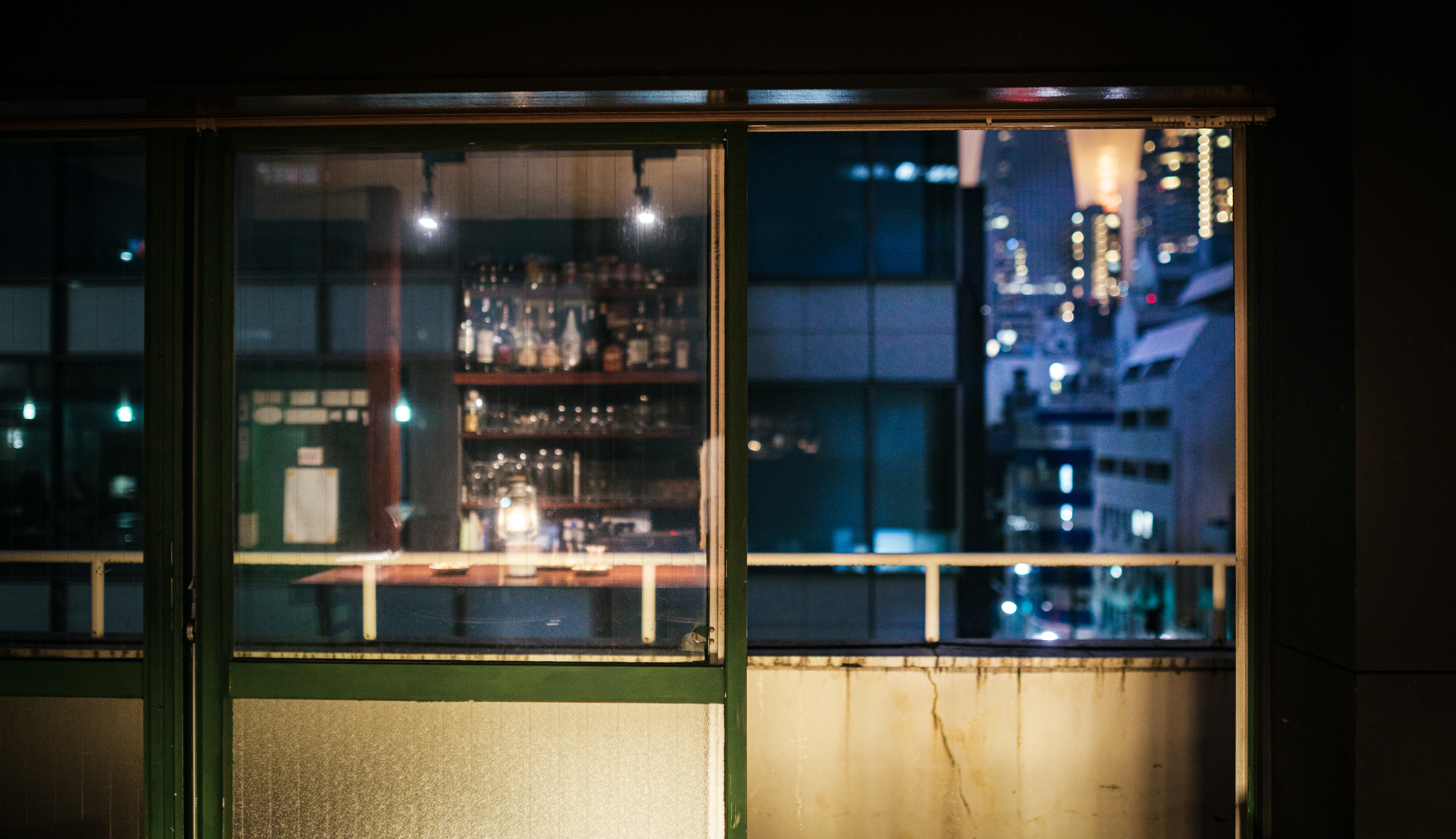 オフィス街の夜景とベランダの様子の写真を無料ダウンロード フリー素材 ぱくたそ