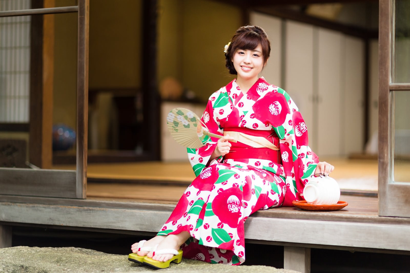 ã€Œç¸å´ã§æ¶¼ã‚’æ¥½ã—ã‚€æµ´è¡£ã®å¥³æ€§ã€ã®å†™çœŸï¼»ãƒ¢ãƒ‡ãƒ«ï¼šæ²³æ‘å‹æ­Œï¼½