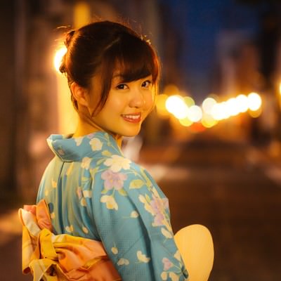 「お祭りの帰り道、振り返る浴衣姿の彼女」の写真素材