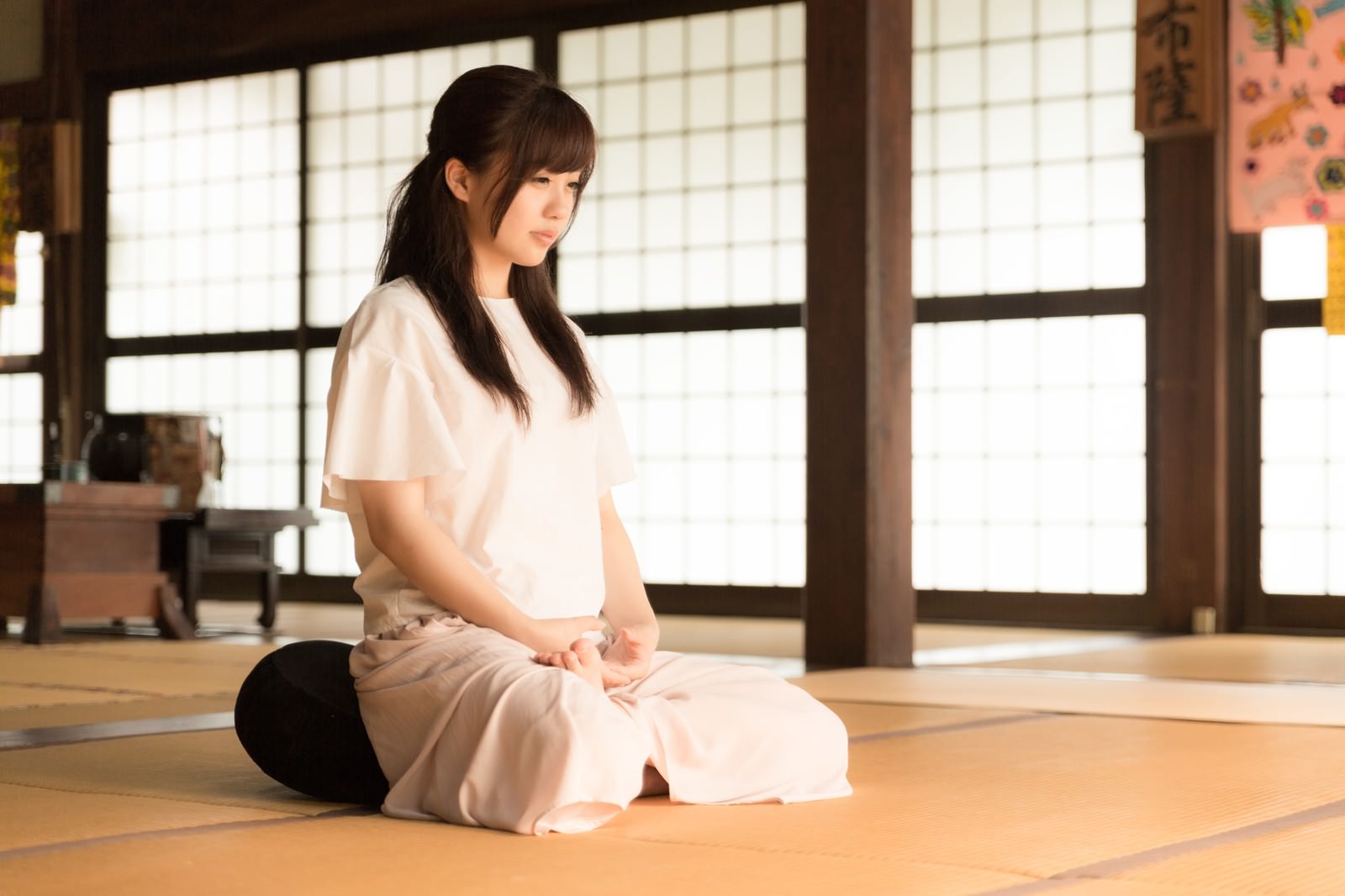 「お寺で座禅を組む若い女性（伊万里市本光寺）」の写真［モデル：河村友歌］